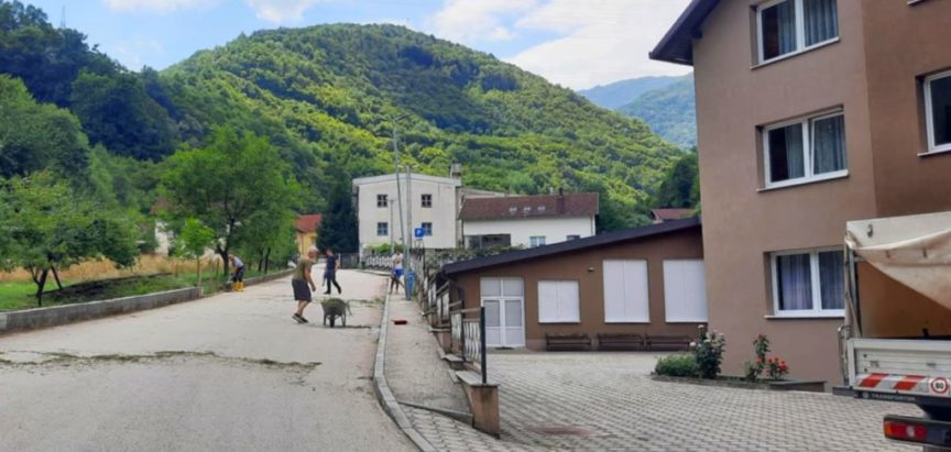 Uspješno provedena akcija čišćenja ulica u Gračacu i Trišćanima