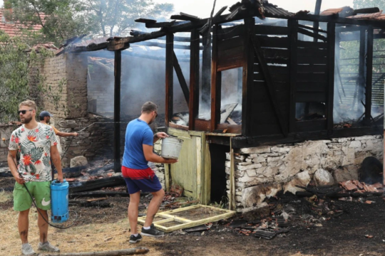 SRBIJA: U selu izgorjelo 300 kuća, mještani tvrde da se namjerno nije gasilo