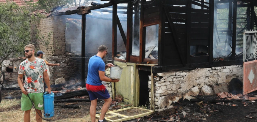 SRBIJA: U selu izgorjelo 300 kuća, mještani tvrde da se namjerno nije gasilo