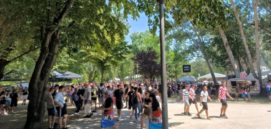 ZAGREB: Sve više ljudi u najvećoj fan zoni na Bundeku, prvi posjetitelji ulaze na Hipodrom