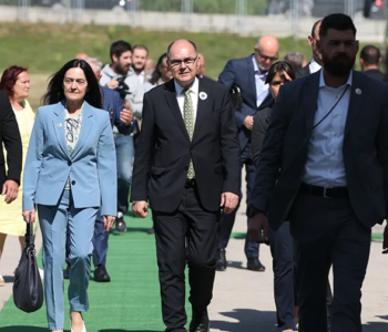 Schmidtov govor u Potočarima: “Hvala vam što ste pozvali nas koji 1995. nismo intervenirali”