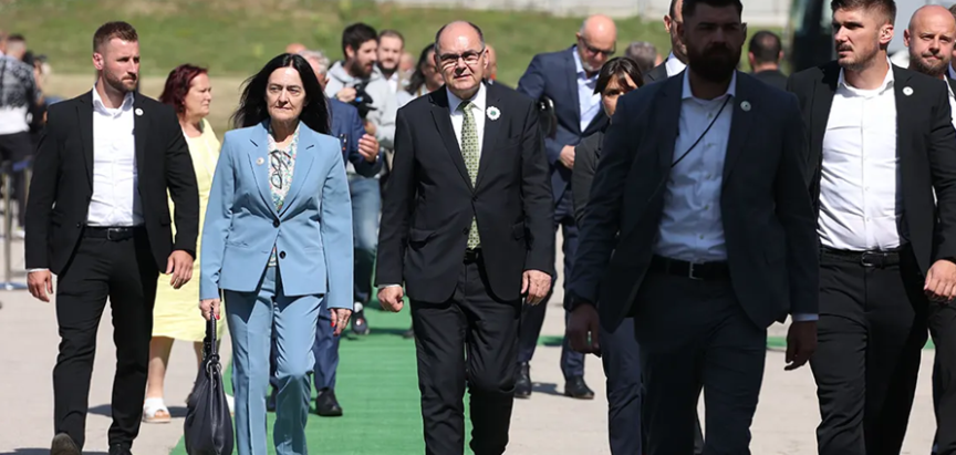 Schmidtov govor u Potočarima: “Hvala vam što ste pozvali nas koji 1995. nismo intervenirali”