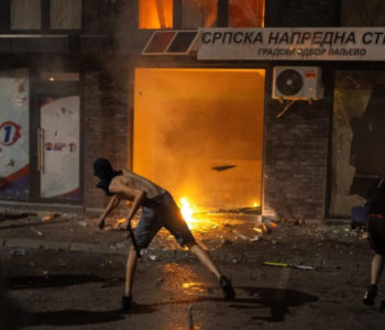 Prosvjednici u Srbiji demolirali sjedište SNS-a i gradske institucije