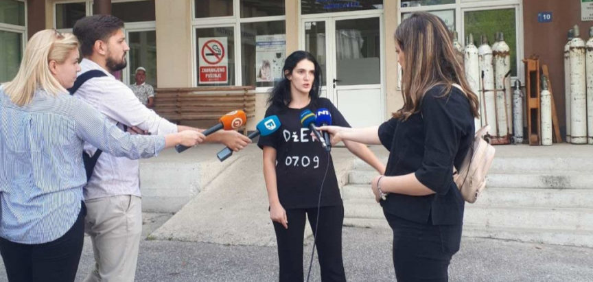 Roditelji preminulog Dženisa bez podrške