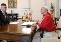 Papa se susreo s predsjednikom Hrvatske Zoranom Milanovićem Papa se susreo s predsjednikom Hrvatske Zoranom Milanovićem