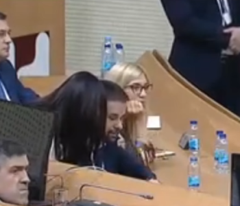 PARLAMENT BiH: ‘Zamolio bih zastupnicu da ne sjedi u krilu ministra financija‘