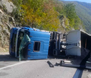 Teška prometna nesreća na M-17, prevrnuo se kamion Teška prometna nesreća na M-17, prevrnuo se kamion