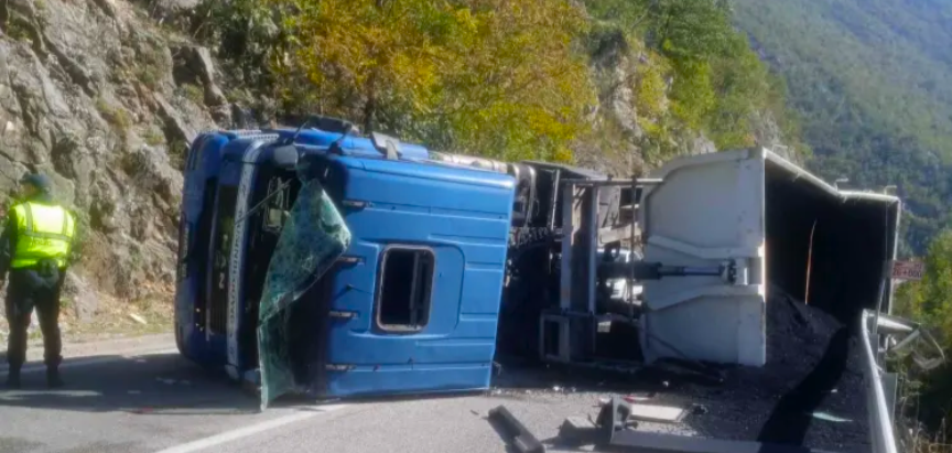 Teška prometna nesreća na M-17, prevrnuo se kamion