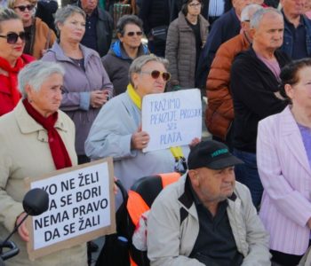 UMIROVLJENICI NA ULICI: ‘Tražimo 52 posto prosječne plaće u državi’ UMIROVLJENICI NA ULICI: ‘Tražimo 52 posto prosječne plaće u državi’