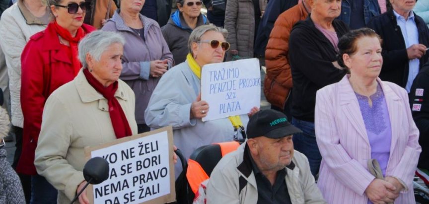 UMIROVLJENICI NA ULICI: ‘Tražimo 52 posto prosječne plaće u državi’ UMIROVLJENICI NA ULICI: ‘Tražimo 52 posto prosječne plaće u državi’