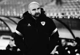Trener se za vrijeme utakmice srušio i preminuo, igrači od tuge i bola polijegali na travu