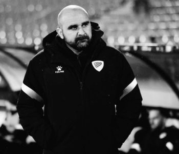 Trener se za vrijeme utakmice srušio i preminuo, igrači od tuge i bola polijegali na travu