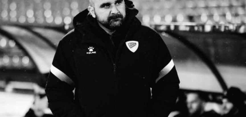 Trener se za vrijeme utakmice srušio i preminuo, igrači od tuge i bola polijegali na travu