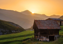 U najvišem selu zapadne Europe, na 2126 metara nadmorske visine,  živi samo šest obitelji