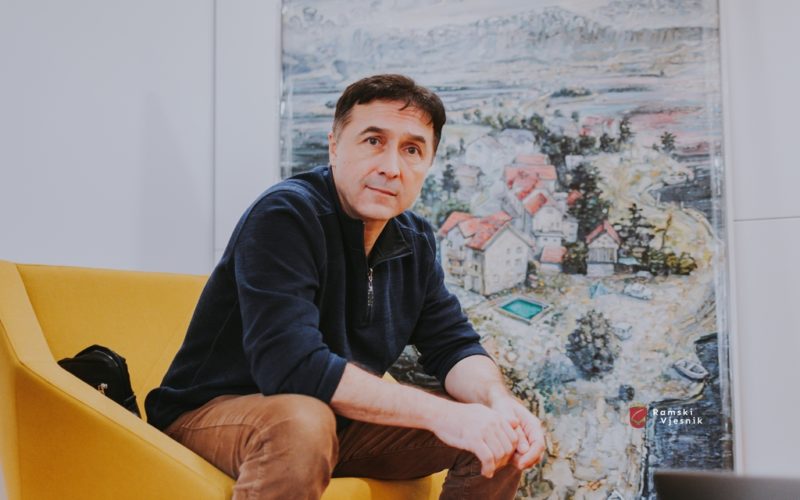 Amer Kobašlija darovao 30 umjetničkih slika Općini Prozor-Rama