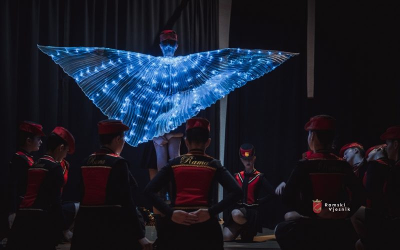 KATARININA BOŽIĆNA BAJKA: Mažoretkinje Rama i Udruga “Srce za djecu” podsjetili na snagu dobrote i vjeru u čuda