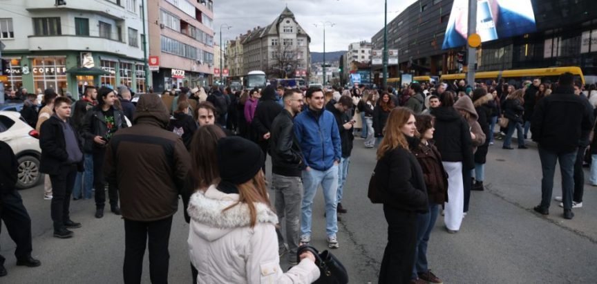 Nastavljaju se prosvjedi u Sarajevu i peti dan, studenti iz Srbije poslali poruku: ‘Bol koju osjećate dobro poznajemo’