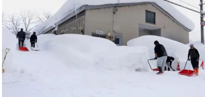 Japan zatrpan snijegom: 30 mrtvih, nanosi visoki 4,5 metara, vojska spašava ljude…