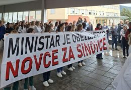 Okupljanje zdravstvenih djelatnika ispred SKB Mostar nakon neuspjelog mirenja s Vladom HNŽ-a