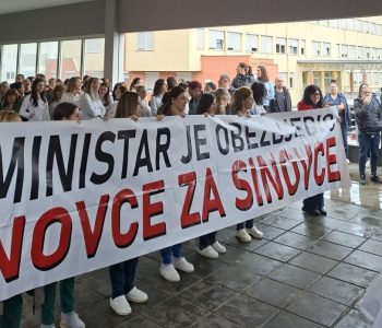Okupljanje zdravstvenih djelatnika ispred SKB Mostar nakon neuspjelog mirenja s Vladom HNŽ-a