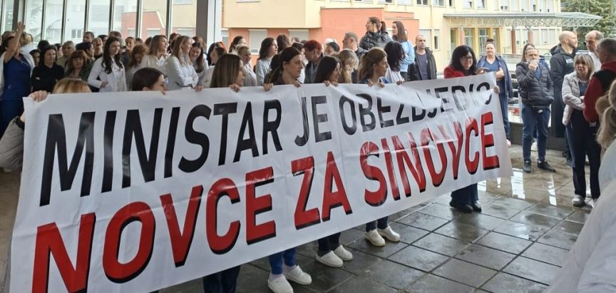 Okupljanje zdravstvenih djelatnika ispred SKB Mostar nakon neuspjelog mirenja s Vladom HNŽ-a
