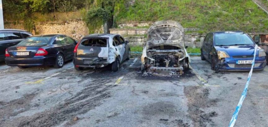 Pet potpuno izgorjelih automobila u Mostaru, dva oštećena