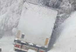 Snijeg i led blokirali promet za teretna vozila na dionici Kupres – Koprivnica