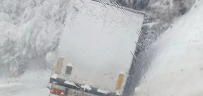 Snijeg i led blokirali promet za teretna vozila na dionici Kupres – Koprivnica