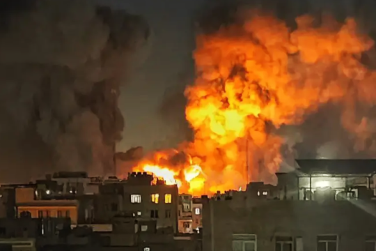 Izrael žestoko napao Teheran i Bejrut! Ni Iran nije ostao dužan, zasuo je dronovima više zemalja