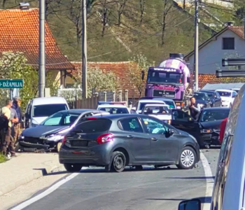Ozlijeđene četiri osobe u sudaru tri vozila kod Konjica