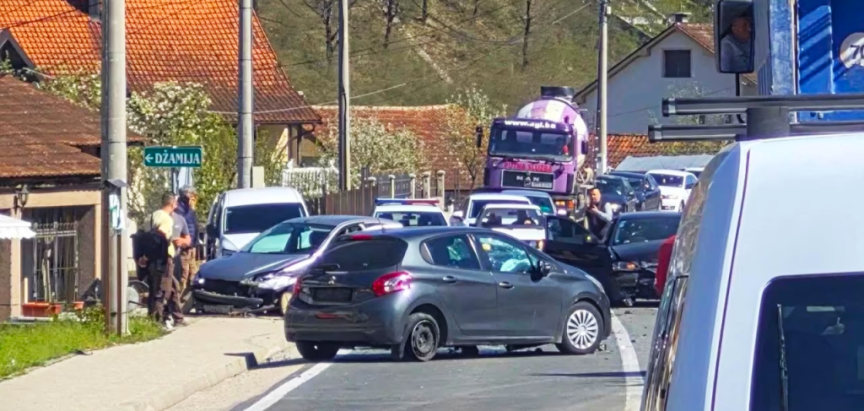 Ozlijeđene četiri osobe u sudaru tri vozila kod Konjica