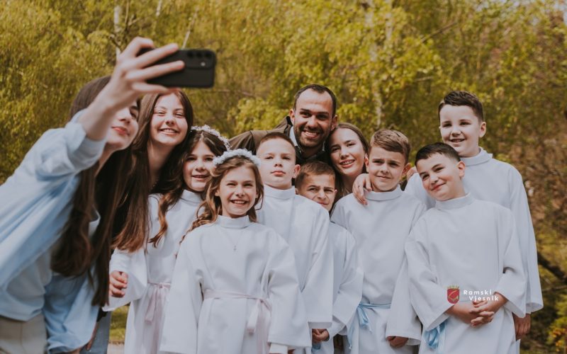 Prvu pričest u župi Gračac primilo sedam prvopričesnika