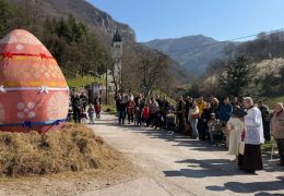 Kraljeva Sutjeska: Otkriveno i blagoslovljeno uskrsno jaje visoko 3,33 metra