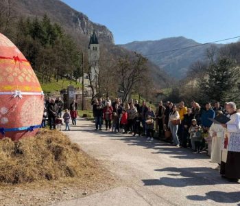 Kraljeva Sutjeska: Otkriveno i blagoslovljeno uskrsno jaje visoko 3,33 metra
