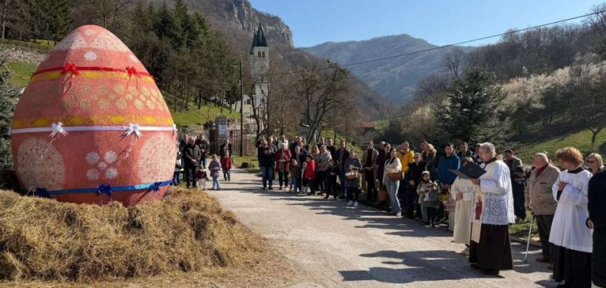 Kraljeva Sutjeska: Otkriveno i blagoslovljeno uskrsno jaje visoko 3,33 metra