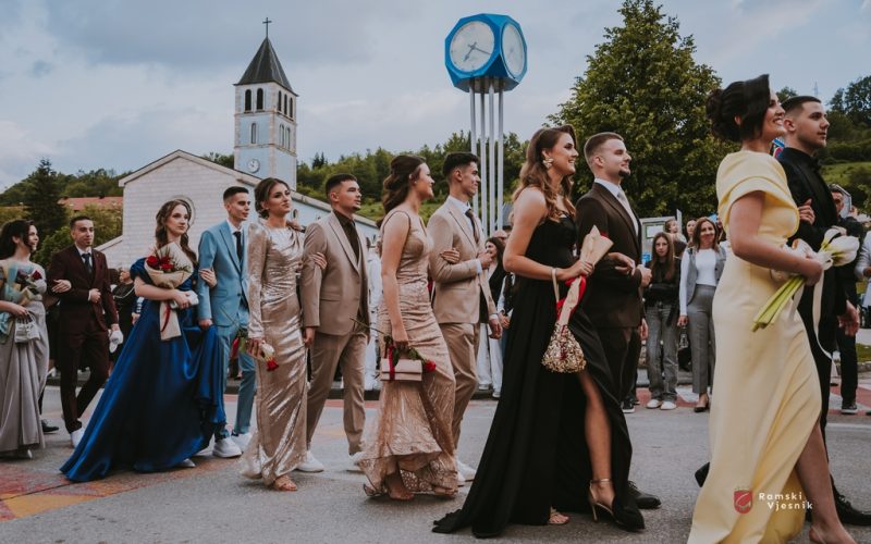Svečani defile kroz Prozor, maturanti zatvaraju jedno veliko poglavlje