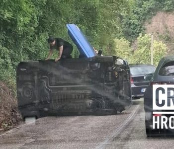 U prometnoj nesreći kod Gračaca u spašavanju sudjelovali policijski kadeti