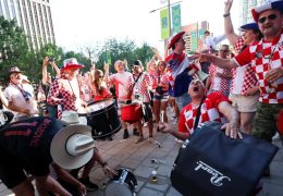 Pogledajte spektakl hrvatskih navijača, parada s konjima i divovskom zastavom, bubnjari, barjaktari…