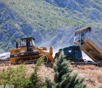 Počelo zatrpavanje mostarske deponije pijeskom