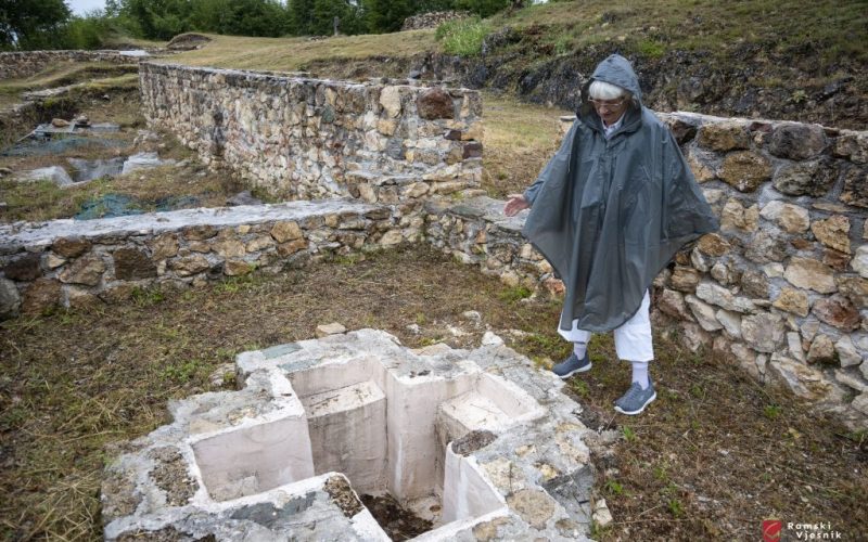 Austrijska akademkinja i arheologinja prof. dr. Renate Pillinger sa suradnicima posjetila lokalitet Gradac u općini Prozor-Rama