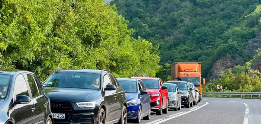 Čak 17 kilometara duga kolona pred Konjicom iz pravca Sarajeva, gužva i pred Jablanicom