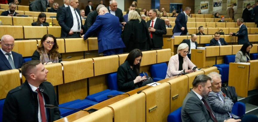 Kolektivni odmor počinje u kolovozu, ali Parlament Federacije je na njenu već mjesecima