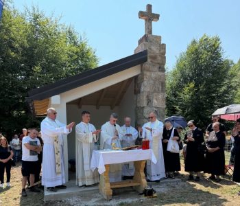 Sela ispod Zec planine nisu zaboravljena, a to potvrđuje obnovljena kapelica na Bilića groblju u župi Solakova Kula