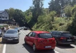 Teretnjak u Čelebićima kod Konjica udario u automobil s majkom i dvoje djece, građani hrabro reagirali