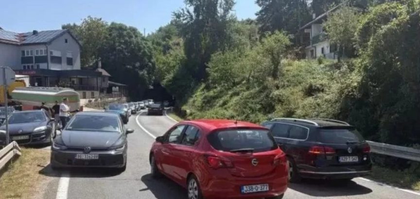 Teretnjak u Čelebićima kod Konjica udario u automobil s majkom i dvoje djece, građani hrabro reagirali