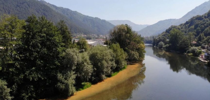 Neretva kod Konjica promijenila boju, sumnja se na novo zagađenje