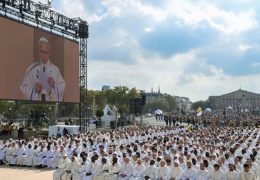 Papa u Parizu slavio misu uz sudjelovanje 800 000 vjernika
