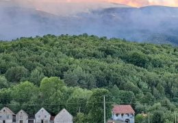 Požar između Tomislavgrada i Rame još nije pod kontrolom, stigao helikopter OS BiH, zatražena međunarodna pomoć