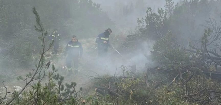 I dalje su aktivna žarišta na Čvrsnici, a vatrogasci su na terenu