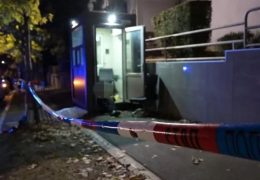 Vikao ‘Allahu Akbar‘ i noževima napao policajca kod izraelske ambasade u Beogradu